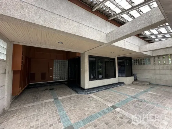 ทาวน์เฮาส์ ให้เช่าในKhlong Toei, Bangkok - โรงจอดรถและทางเข้าส่วนหน้าของทาวน์เฮ้าส์ใกล้ BTS ทองหล่อ พื้นกระเบื้อง หลังคารับแสง และหน้าต่างบานใหญ่