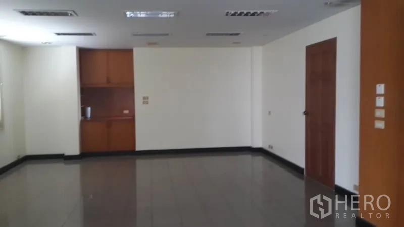 บ้าน ให้เช่าหรือขายในHuai Khwang, Bangkok - ห้องอเนกประสงค์พื้นกระเบื้องกว้าง ไฟดาวน์ไลท์ ประตูไม้ และมุมตู้บิลท์อิน