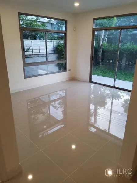 บ้าน ขายในNuea Khlong, Krabi - ห้องนั่งเล่นสว่าง พื้นกระเบื้องเงา ประตูกระจกบานเลื่อนเปิดออกสู่สนามหญ้า