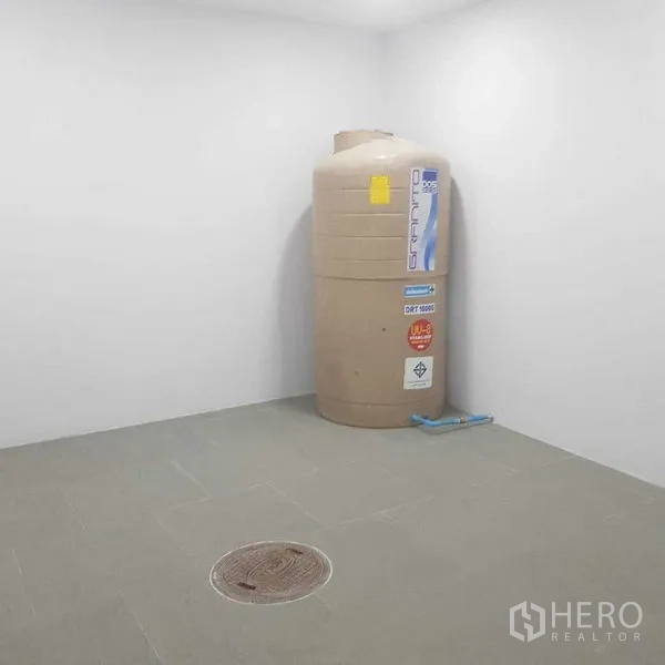 สำนักงานที่บ้าน ให้เช่าหรือขายในSuan Luang, Bangkok - ห้องยูทิลิตีพร้อมแทงก์เก็บน้ำและท่อระบายน้ำพื้น