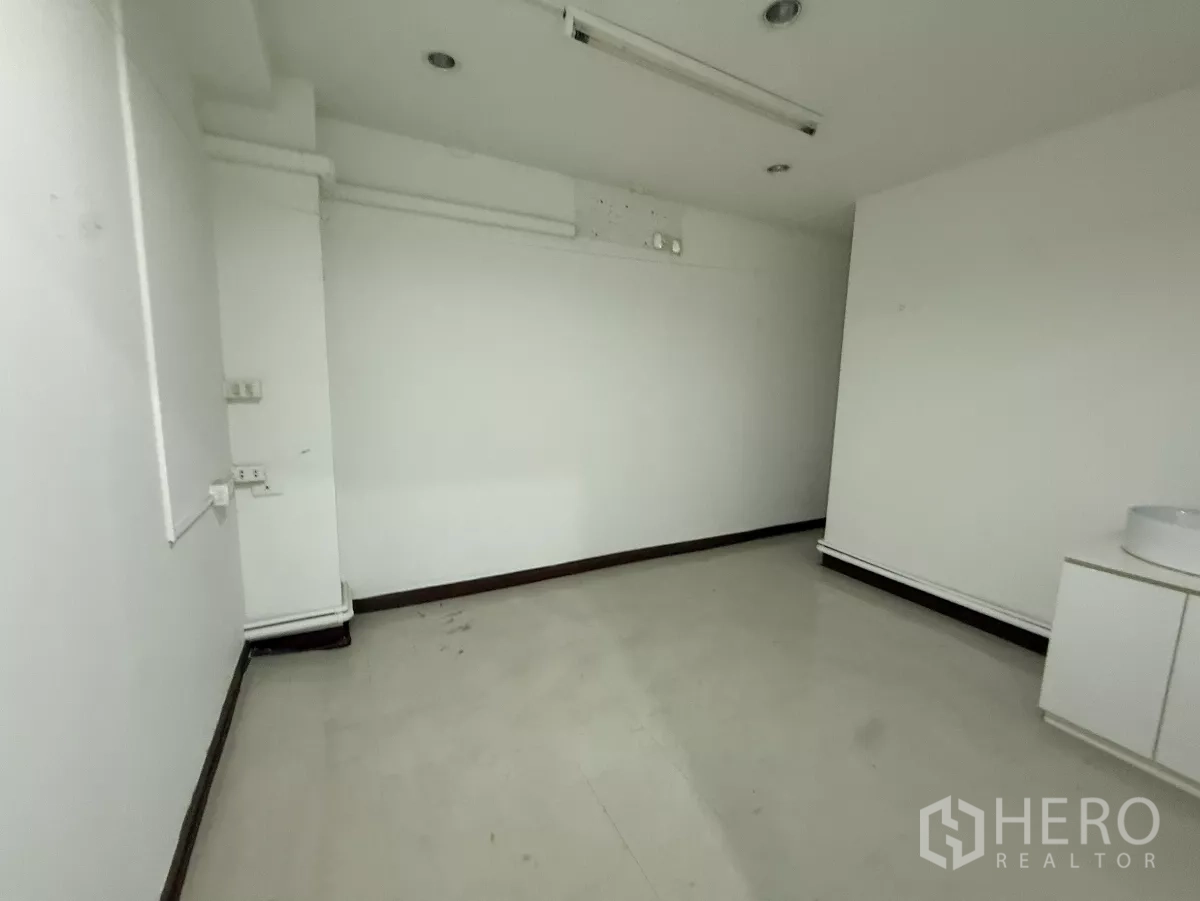 办公空间 出租在Din Daeng, Bangkok - 白色私密办公室，带洗手盆柜与嵌入式灯。