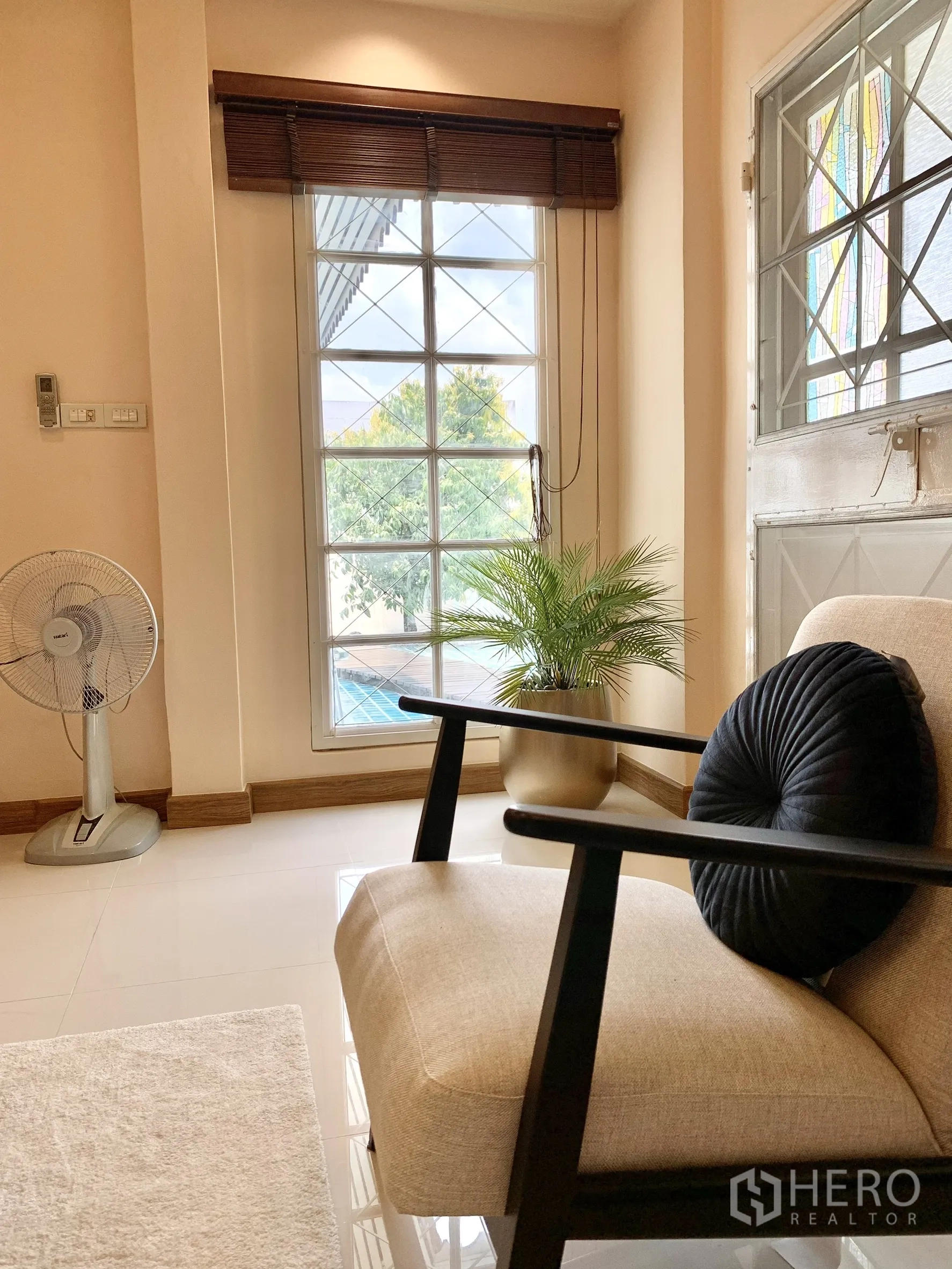 บ้านเดี่ยว for rent in Saphan Sung, Bangkok - ห้องนั่งเล่นสมัยใหม่ โซฟา โต๊ะกลางสีดำ ทีวีติดผนัง และของตกแต่ง.