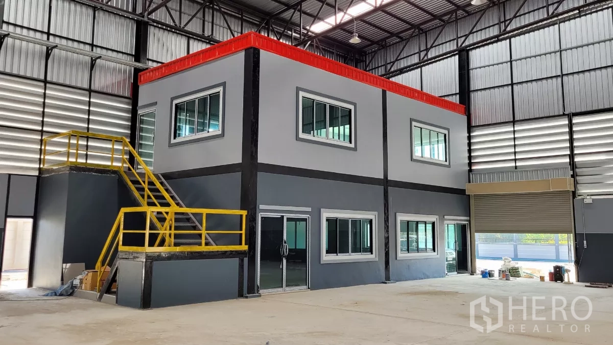 โรงงาน ให้เช่าหรือขายในPhanat Nikhom, Chon Buri - ออฟฟิศภายใน 2 ชั้น พร้อมบันไดเซฟตี้สีเหลืองภายในโกดัง