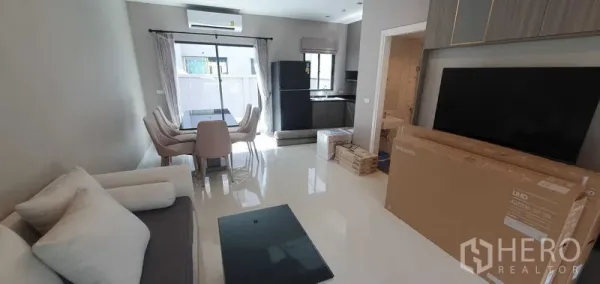 สำนักงานที่บ้าน ให้เช่าในPrawet, Bangkok - ห้องนั่งเล่นรับประทานอาหารแบบเปิดโล่ง พื้นเงาและหน้าต่างบานใหญ่