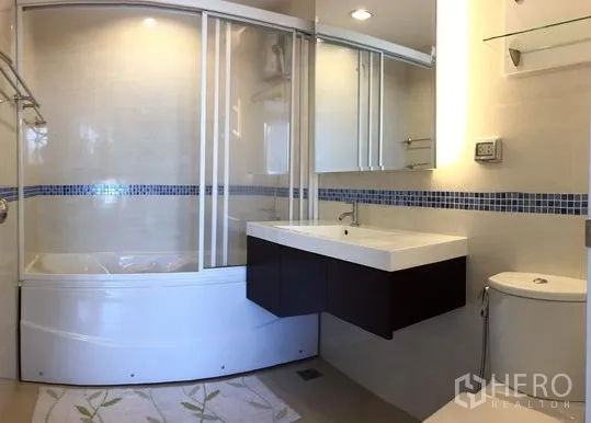 คอนโด ให้เช่าในWatthana, Bangkok - ห้องน้ำสไตล์โมเดิร์น พร้อมอ่างอาบน้ำกั้นกระจก อ่างล้างหน้า และกระจกบานใหญ่