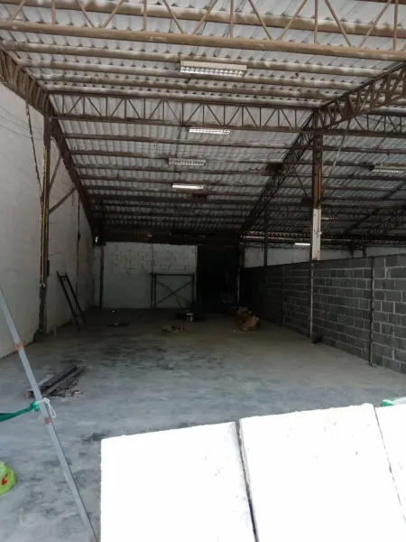 货栈 出租在Sai Mai, Bangkok - 曼谷赛迈仓库内部，钢桁架屋顶、日光灯与混凝土地面。
