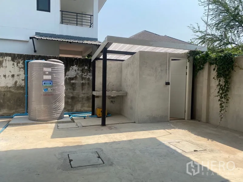 คลังสินค้า ให้เช่าในBang Kruai, Nonthaburi - โซนยูทิลิตี้กลางแจ้ง มีแทงก์น้ำ อ่างล้างมือ และห้องน้ำมีหลังคา
