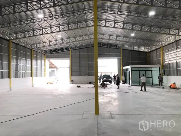 货栈 出租在Pathum Thani - 开阔仓库空间，前后贯通出入口与玻璃隔断办公室