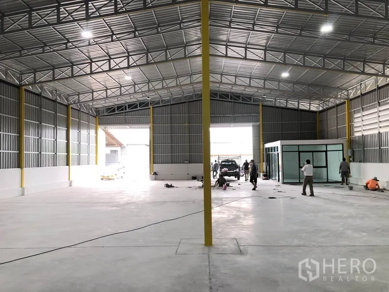 货栈 出租在Pathum Thani - 开阔仓库空间，前后贯通出入口与玻璃隔断办公室