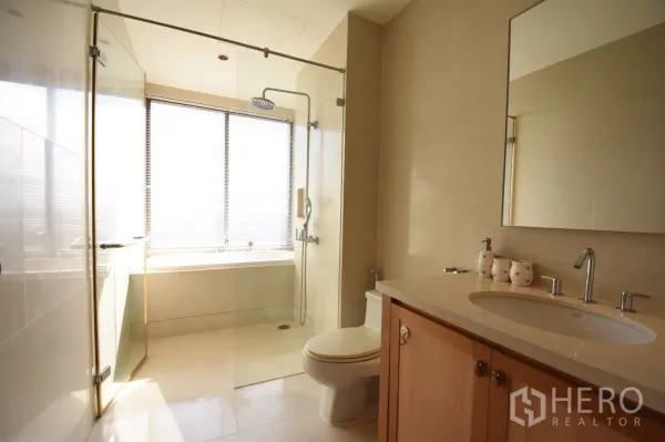 คอนโด ให้เช่าในKhlong Toei, Bangkok - ห้องน้ำสว่างพร้อมฉากกั้นอาบน้ำกระจก อ่างอาบน้ำ และเคาน์เตอร์อ่างล้างหน้า