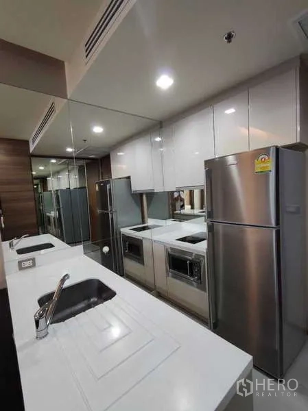 公寓 出租在Bang Rak, Bangkok - 时尚小厨房，不锈钢冰箱与充足收纳