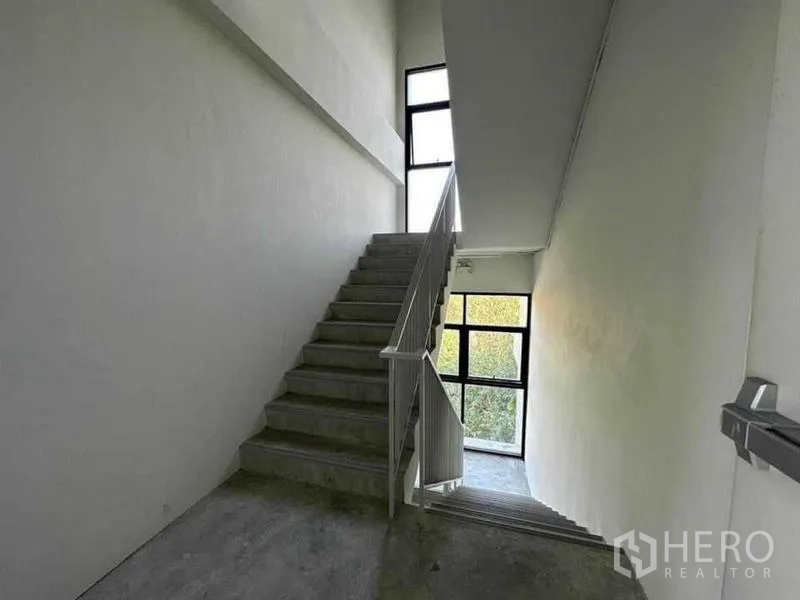 独立商业地产 出租在Bang Kapi, Bangkok - 混凝土楼梯间设大型竖窗，通风采光良好。