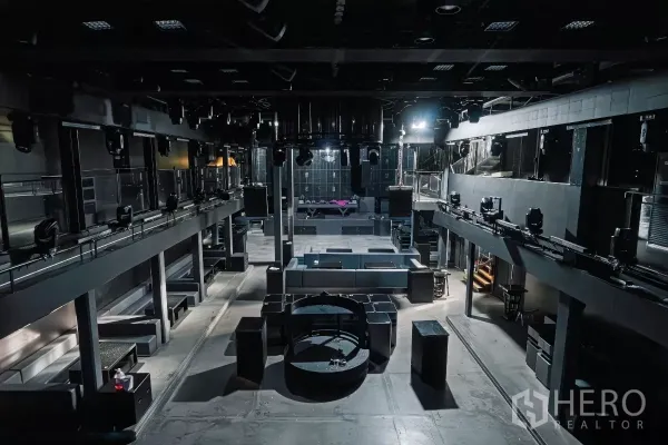 独立商业地产 出租在Watthana, Bangkok - 挑高大礼堂，中央舞台区、专业灯光设备与环绕夹层看台。