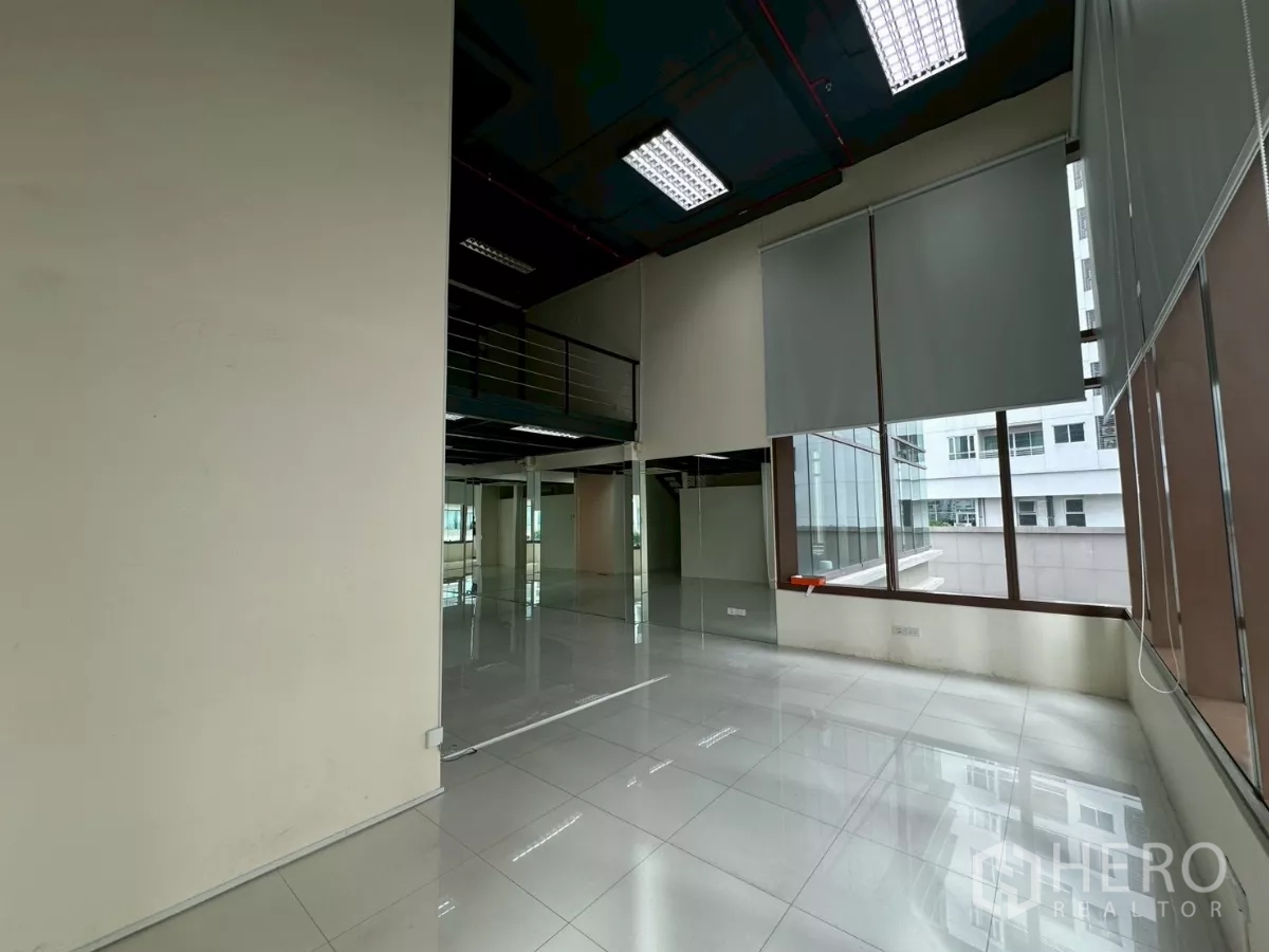 สำนักงาน ให้เช่าในKhlong Toei, Bangkok - มุมติดหน้าต่างทรงสูงพร้อมม่านม้วน แสงธรรมชาติทั่วห้อง