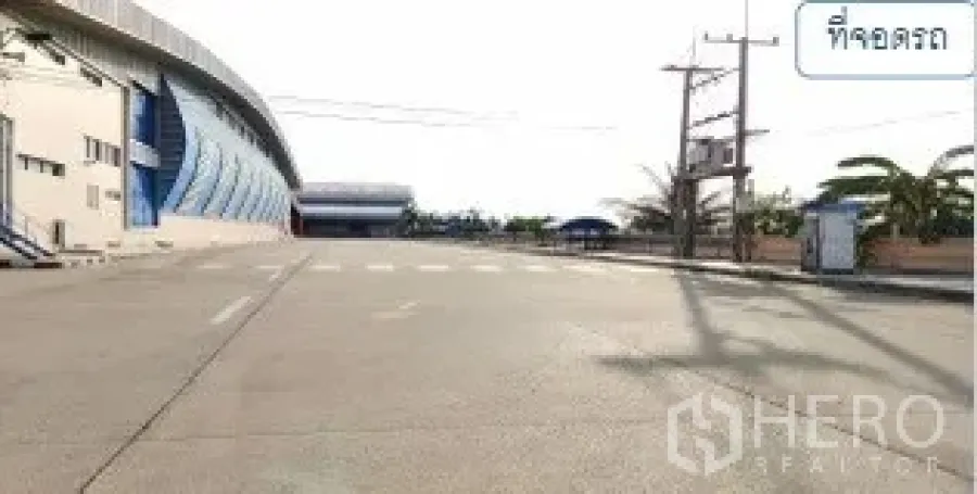 货栈 出租在Mueang Pathum Thani, Pathum Thani - 仓库前开阔进出道路，车辆回转空间充足。