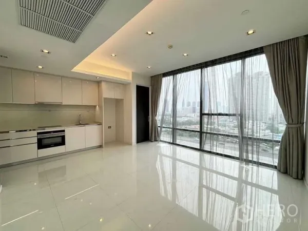 คอนโด ขายในSathon, Bangkok - ห้องนั่งเล่นสว่างด้วยกระจกเต็มบาน มองเห็นวิวสกายไลน์เมือง