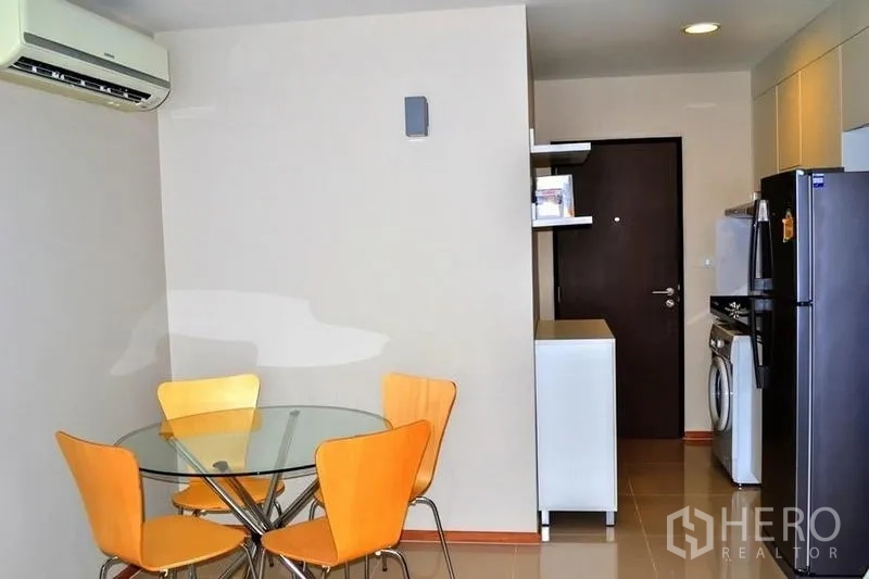 คอนโด ให้เช่าในPhaya Thai, Bangkok - พื้นที่รับประทานอาหารโต๊ะกระจก 4 ที่นั่ง ติดครัวแบบเปิด