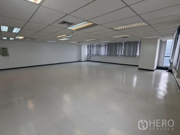 สำนักงาน ให้เช่าหรือขาย - โถงสำนักงานขนาดใหญ่ โล่ง โปร่งสว่าง ด้วยแผงไฟบนเพดาน ช่องลมแอร์ และหน้าต่างรอบด้าน
