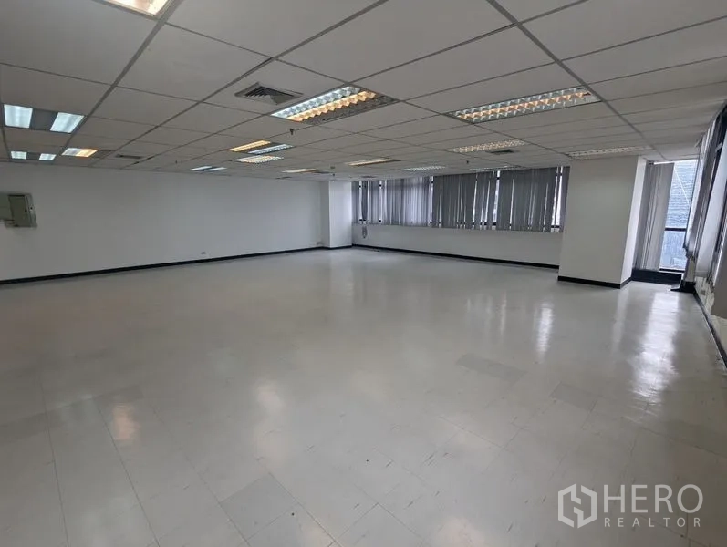 สำนักงาน ให้เช่าหรือขาย - โถงสำนักงานขนาดใหญ่ โล่ง โปร่งสว่าง ด้วยแผงไฟบนเพดาน ช่องลมแอร์ และหน้าต่างรอบด้าน