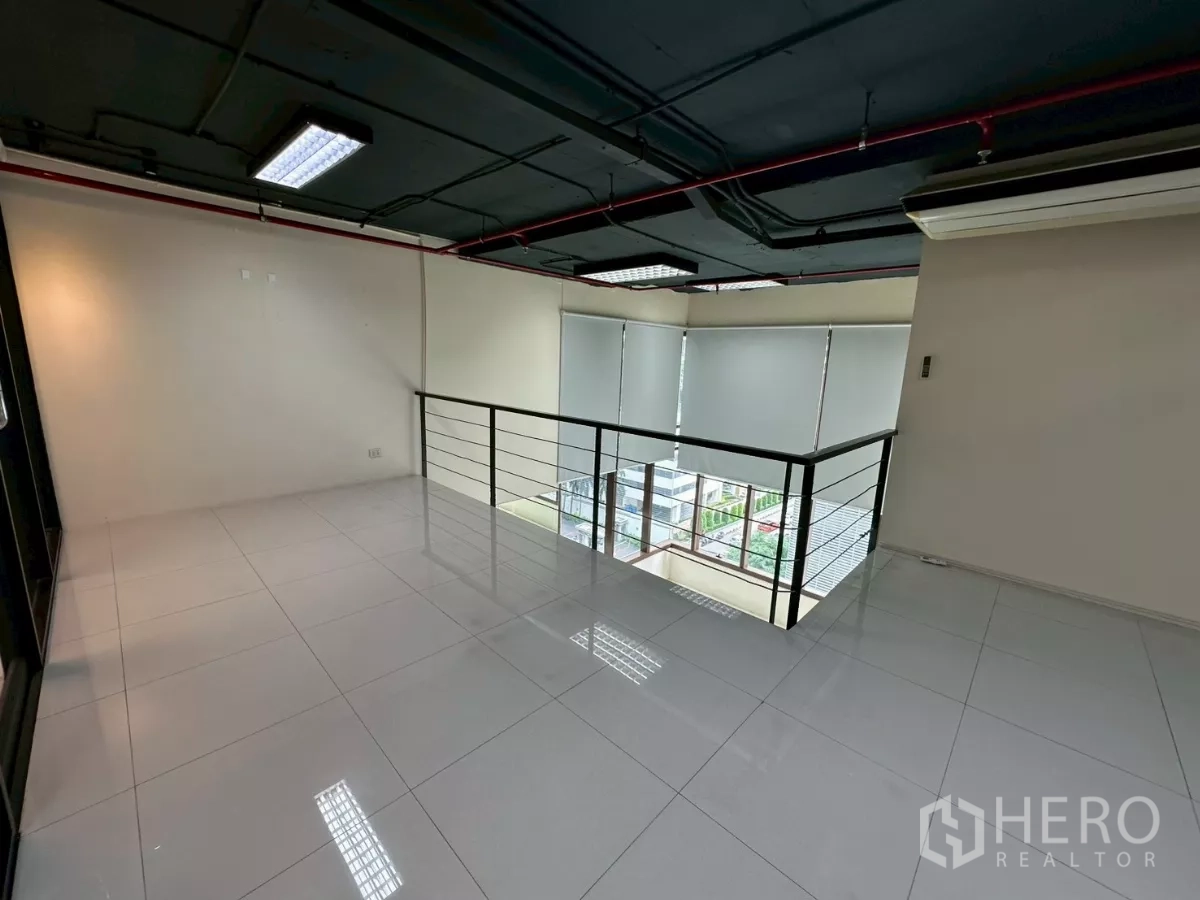 สำนักงาน ให้เช่าในKhlong Toei, Bangkok - พื้นที่ชั้นลอยโล่งพร้อมราวกันตก มองลงสู่โถงเพดานสูง