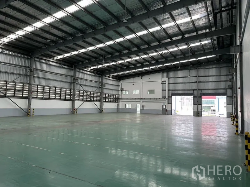 工厂 出租在Mueang Samut Prakan, Samut Prakan - 开放生产空间，钢结构与采光板，配卷帘门进出。