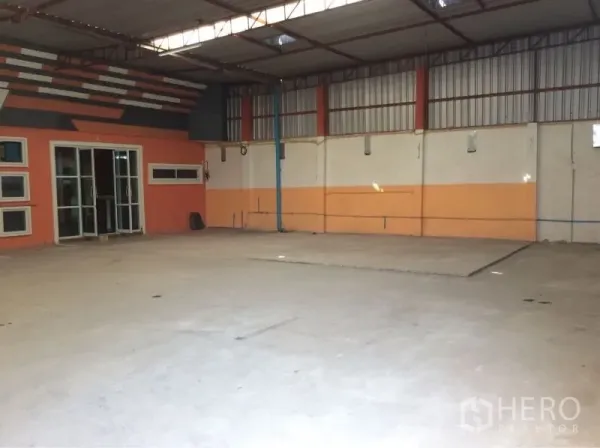 คลังสินค้า ให้เช่าในNong Chok, Bangkok - ภายในโกดังโล่ง หนองจอก เพดานสูงโครงเหล็ก พื้นคอนกรีต พร้อมห้องทำงานประตูกระจก