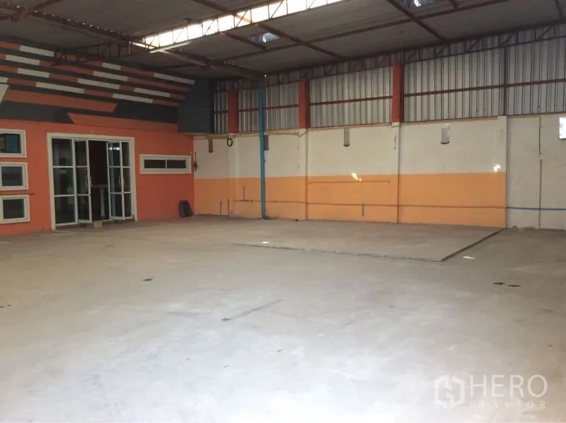 คลังสินค้า ให้เช่าในNong Chok, Bangkok - ภายในโกดังโล่ง หนองจอก เพดานสูงโครงเหล็ก พื้นคอนกรีต พร้อมห้องทำงานประตูกระจก