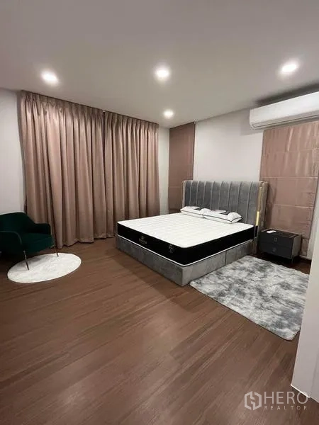 Detached House for rent - Primary bedroom with upholstered bed, bedside tables, curtains and split-type AC.