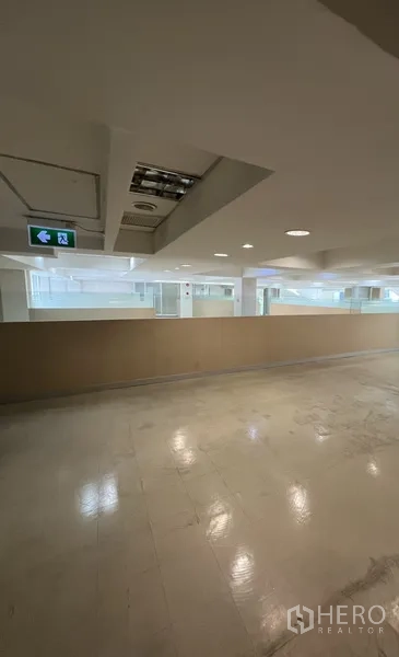 零售空间 出租在Huai Khwang, Bangkok - 开放式夹层走道，设有出口标识与栏杆。