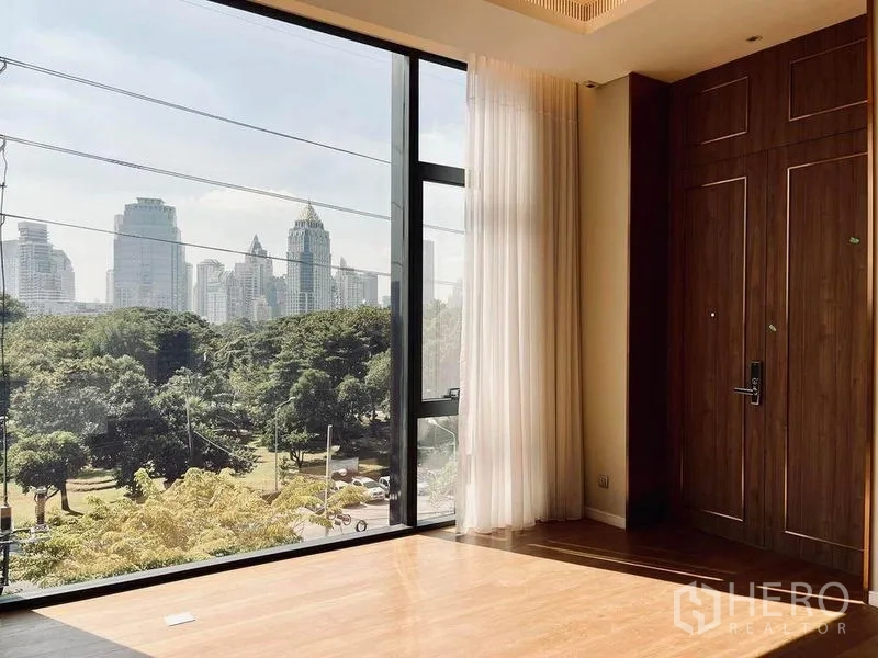 คอนโด ขายในPathum Wan, Bangkok - มุมห้องนอน หน้าต่างสูงจรดเพดาน ม่านโปร่ง มองเห็นวิวสวนเขียว