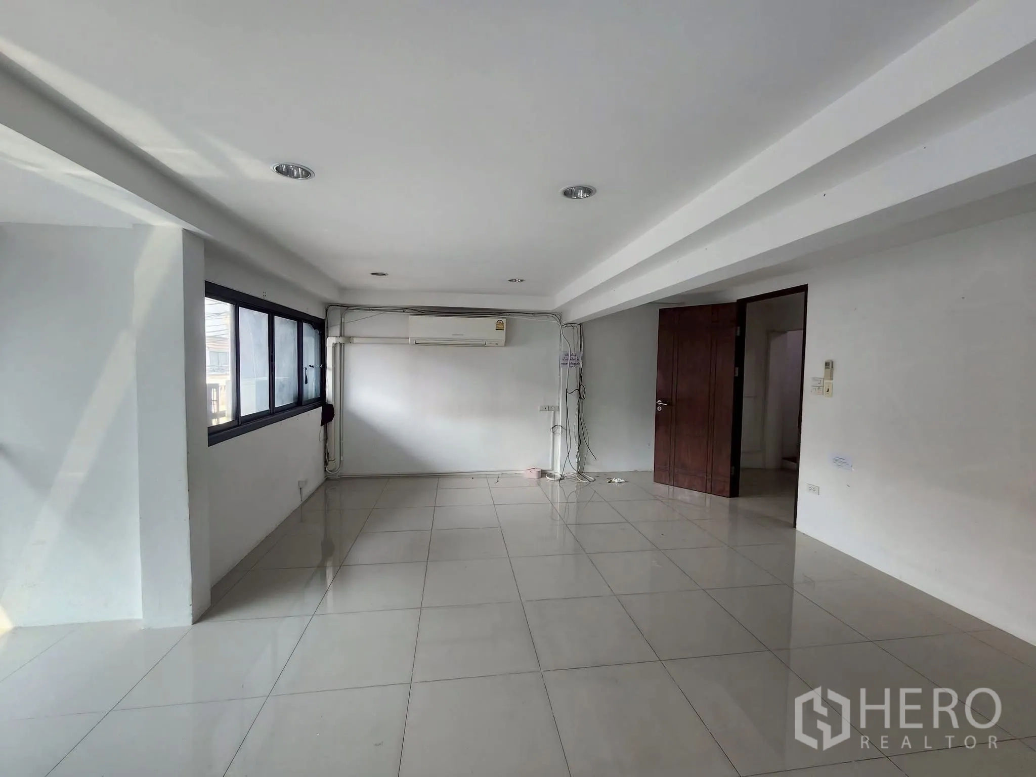 โฮมออฟฟิศ for rent in Khlong Toei, Bangkok - ห้องรูปทรงยาว มีหน้าต่างด้านข้าง แอร์ และพื้นกระเบื้องเงา