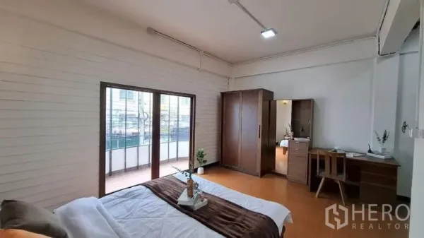 ทาวน์เฮาส์ ให้เช่าหรือขายในChatuchak, Bangkok - ห้องนอนกว้าง ประตูกระจกบานเลื่อนออกระเบียง พร้อมตู้เสื้อผ้าและโต๊ะทำงาน