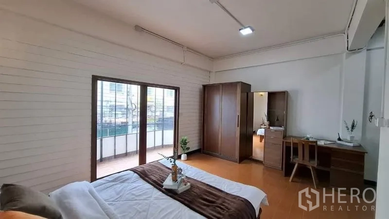 ทาวน์เฮาส์ ให้เช่าหรือขายในChatuchak, Bangkok - ห้องนอนกว้าง ประตูกระจกบานเลื่อนออกระเบียง พร้อมตู้เสื้อผ้าและโต๊ะทำงาน