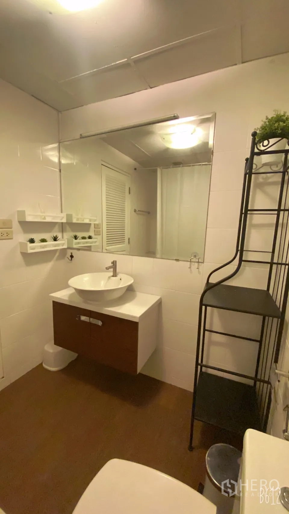 คอนโด ให้เช่าในWatthana, Bangkok - มุมอ่างล้างหน้าห้องน้ำ กระจกบานใหญ่ ตู้ลอย และพื้นที่อาบน้ำพร้อมผ้าม่าน