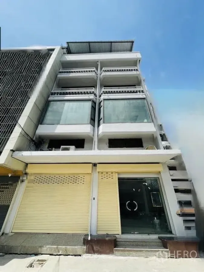 อาคารพาณิชย์ ให้เช่าในHuai Khwang, Bangkok - อาคารพาณิชย์สูงหลายชั้น หน้าต่างกระจกเต็มบาน และประตูม้วนสีเหลือง