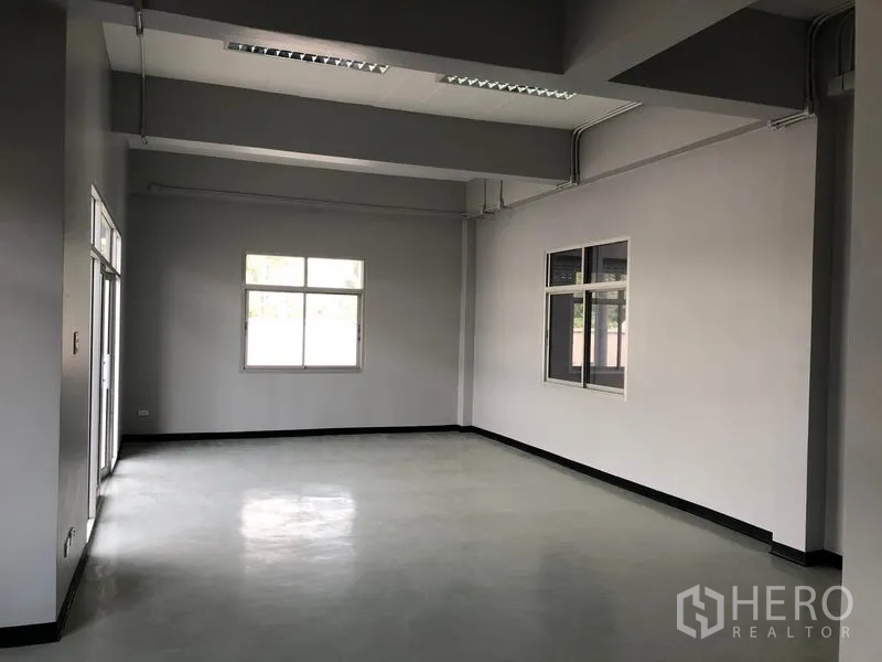 Factory for rent in Lat Lum Kaeo, Pathum Thani - Bright open-plan office space with windows and polished concrete floor.