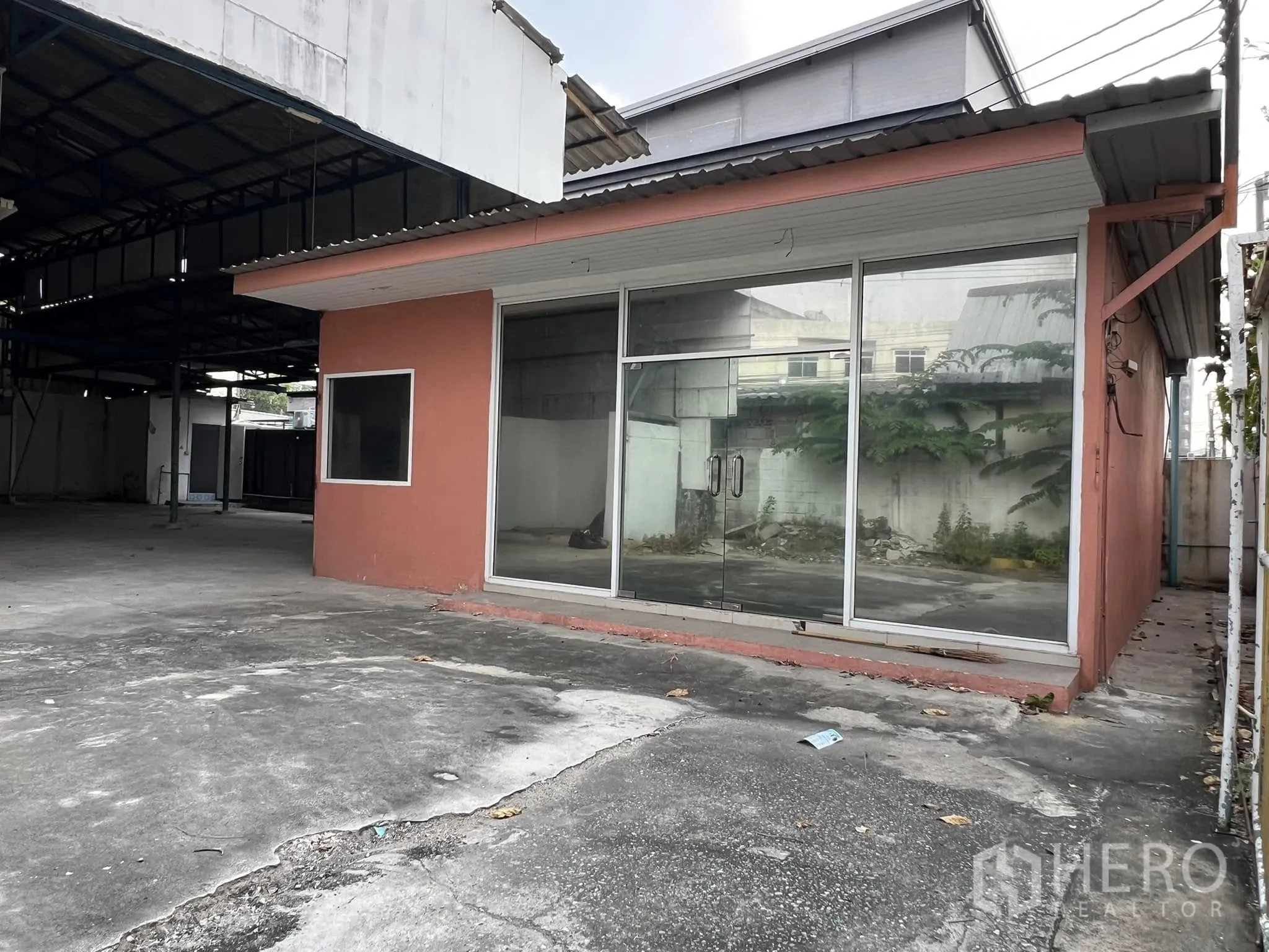 โกดัง for rent in Lat Phrao, Bangkok - ด้านหน้าอาคารออฟฟิศกระจกเต็มบาน ติดกับพื้นที่โกดังคลุมหลังคา
