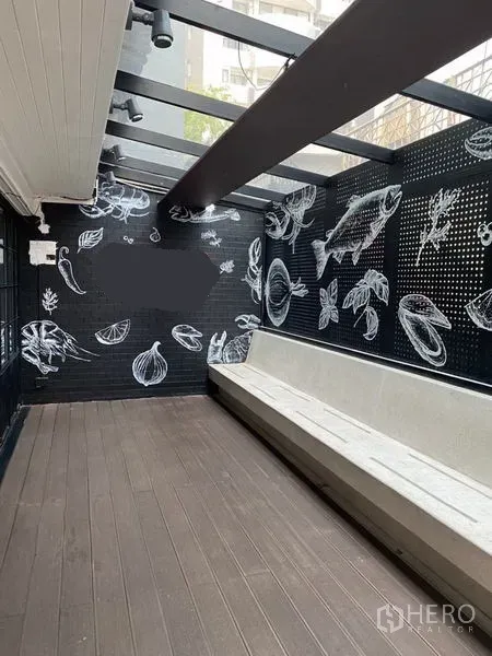 พื้นที่ขายปลีก ให้เช่าในKhlong Toei, Bangkok - เทอเรซมีหลังคาโปร่ง ม้านั่งยาว ผนังสีดำลวดลายอาหารเหมาะถ่ายรูป