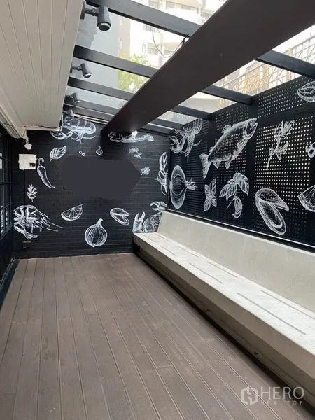 พื้นที่ขายปลีก ให้เช่าในKhlong Toei, Bangkok - เทอเรซมีหลังคาโปร่ง ม้านั่งยาว ผนังสีดำลวดลายอาหารเหมาะถ่ายรูป