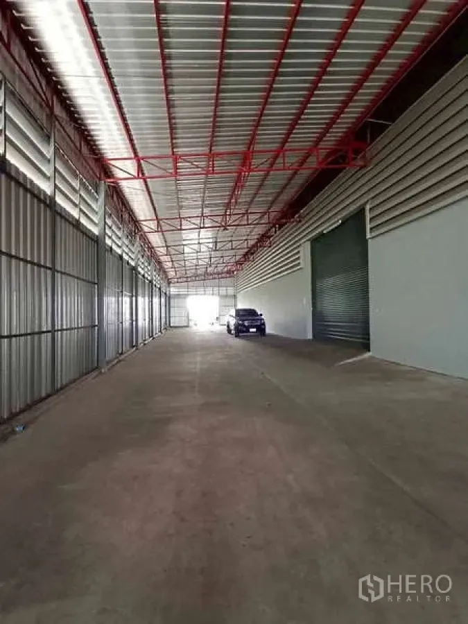 Warehouse for rent in Lat Krabang, Bangkok - Covered loading driveway with high metal roof and roller doors at a Lat Krabang warehouse