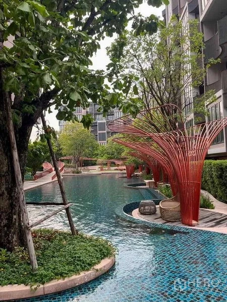 คอนโด ขายในWatthana, Bangkok - สระว่ายน้ำสไตล์รีสอร์ทพร้อมศาลาโครงสร้างสีแดงและต้นไม้ร่มรื่น