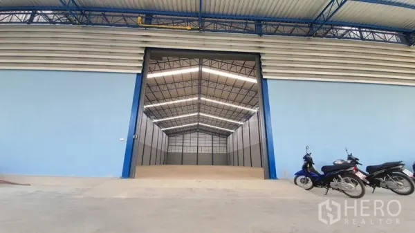 คลังสินค้า ให้เช่าในBang Kruai, Nonthaburi - ปากทางโกดังขนาดใหญ่ เห็นโครงหลังคาสูงแบบเคลียร์สแปน