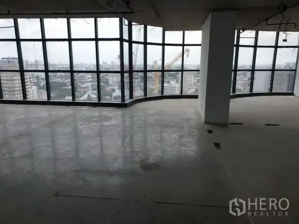 Office Space for rent in Watthana, Bangkok - Open-plan office floor with curved glass wall and panoramic city outlook