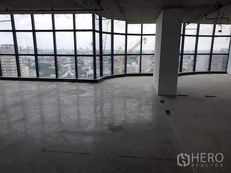 Office Space for rent in Watthana, Bangkok - Open-plan office floor with curved glass wall and panoramic city outlook