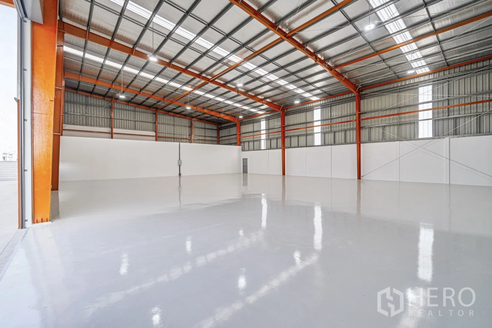 โรงงาน for rent or sale in Lam Luk Ka, Pathum Thani - พื้นที่โกดังโปร่ง หลังคาเหล็กสูง เสาโครงสีส้ม และพื้นเงาสะอาด