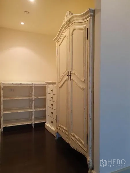 คอนโด ให้เช่าในKhlong San, Bangkok - โซนตู้เสื้อผ้าแบบวอล์กอิน มีตู้ไม้สไตล์วินเทจและชั้นวาง บนพื้นไม้สีเข้ม