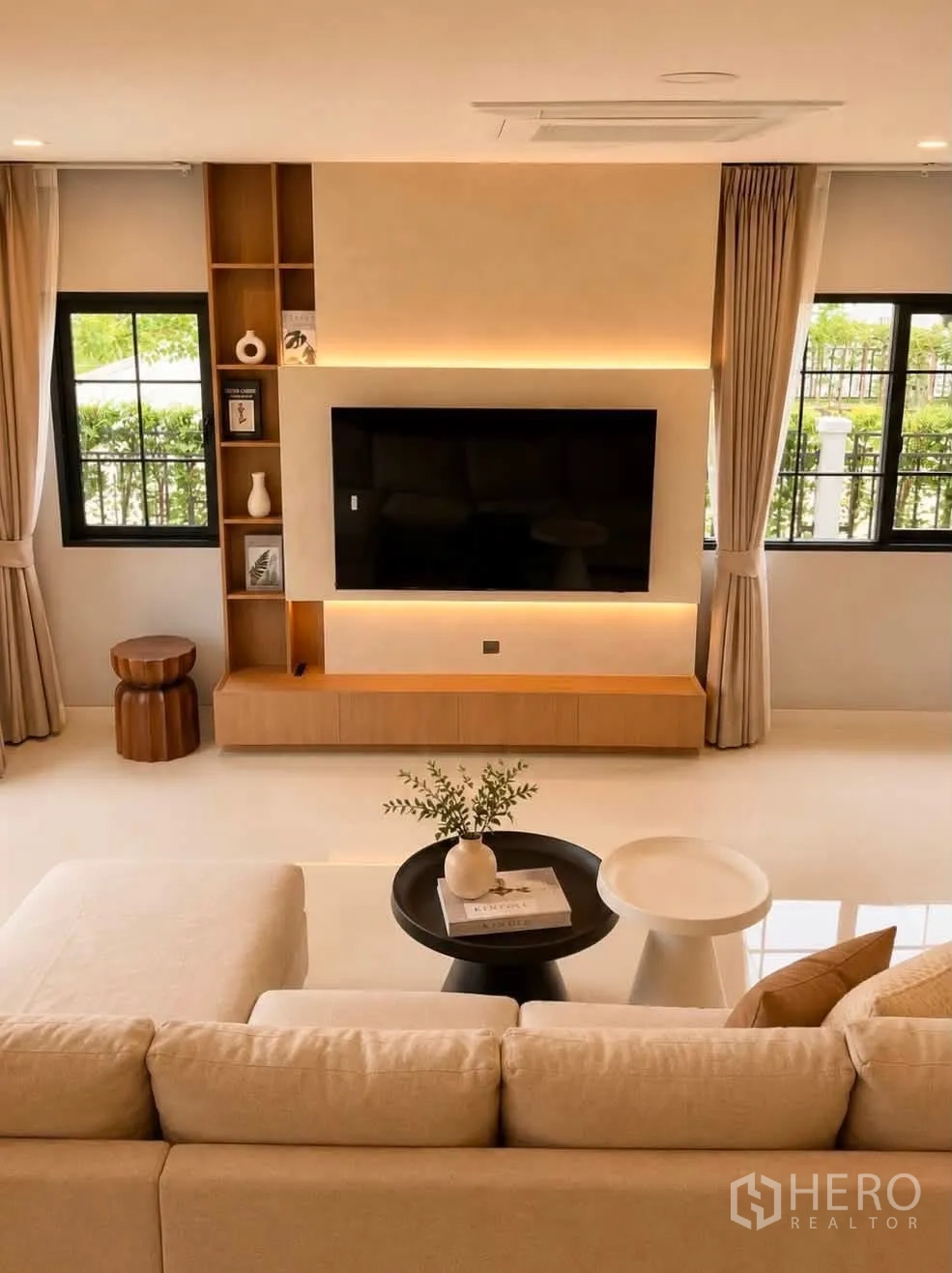 独栋房屋 for rent in Bang Phli, Samut Prakan - 带背光的电视背景墙与嵌入式置物格及大屏电视。
