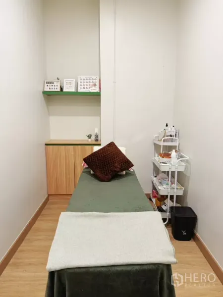 零售空间 出租 - 私密护理室，按摩床、工具车与内置储物柜齐全。