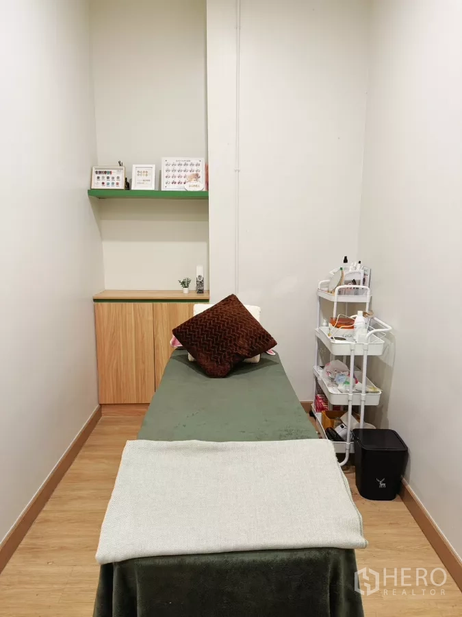 零售空间 出租 - 私密护理室，按摩床、工具车与内置储物柜齐全。