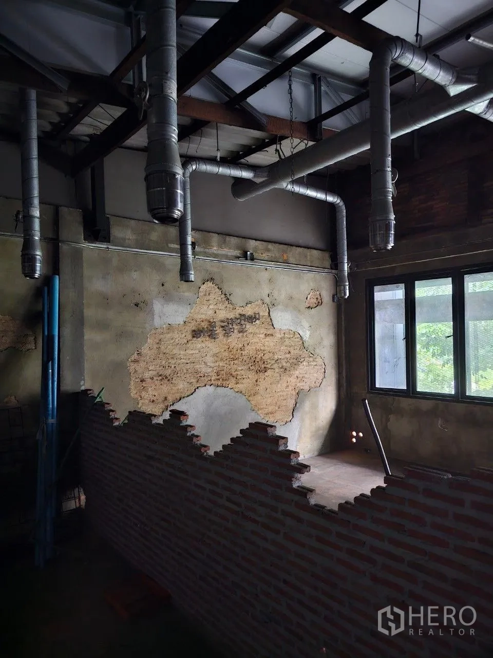 店屋 出租或出售在Watthana, Bangkok - 房间设半高砖墙分隔，粗糙抹灰墙面与多组排风管道。